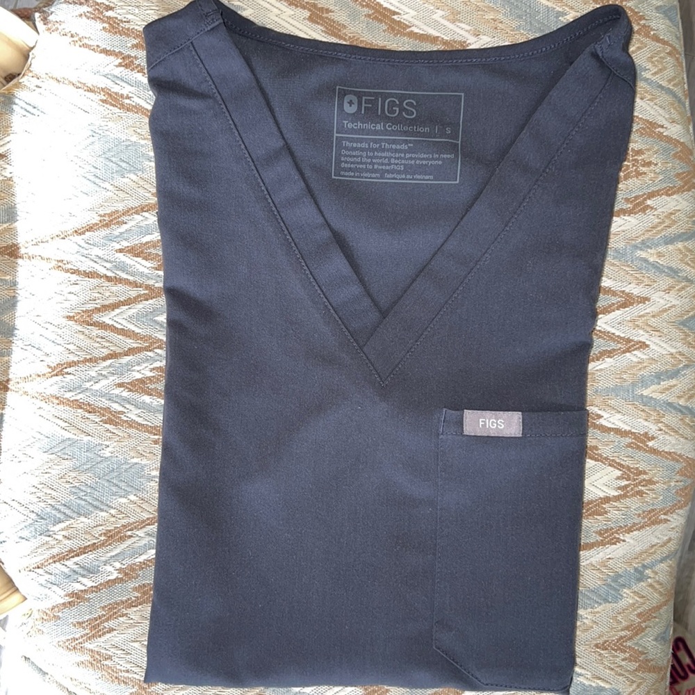 FIGS Charcoal Scrub Set in Small